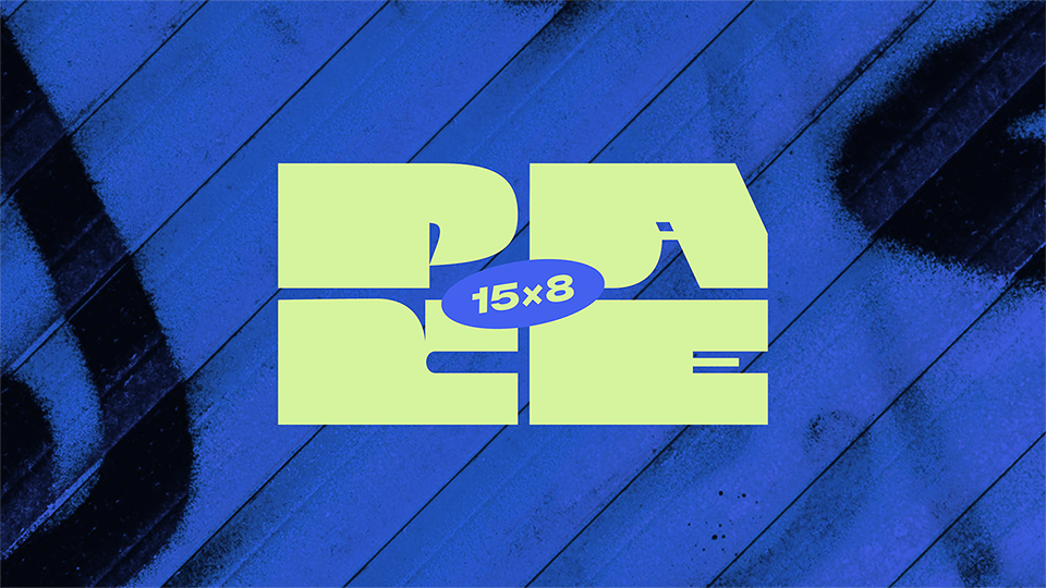 Logo del progetto PACE15×8: scritta PACE in caratteri bold verde acido su sfondo blu con texture a strisce diagonali che richiama una superficie muraria. La misura 15×8 è evidenziata in un'etichetta ovale al centro della parola.
