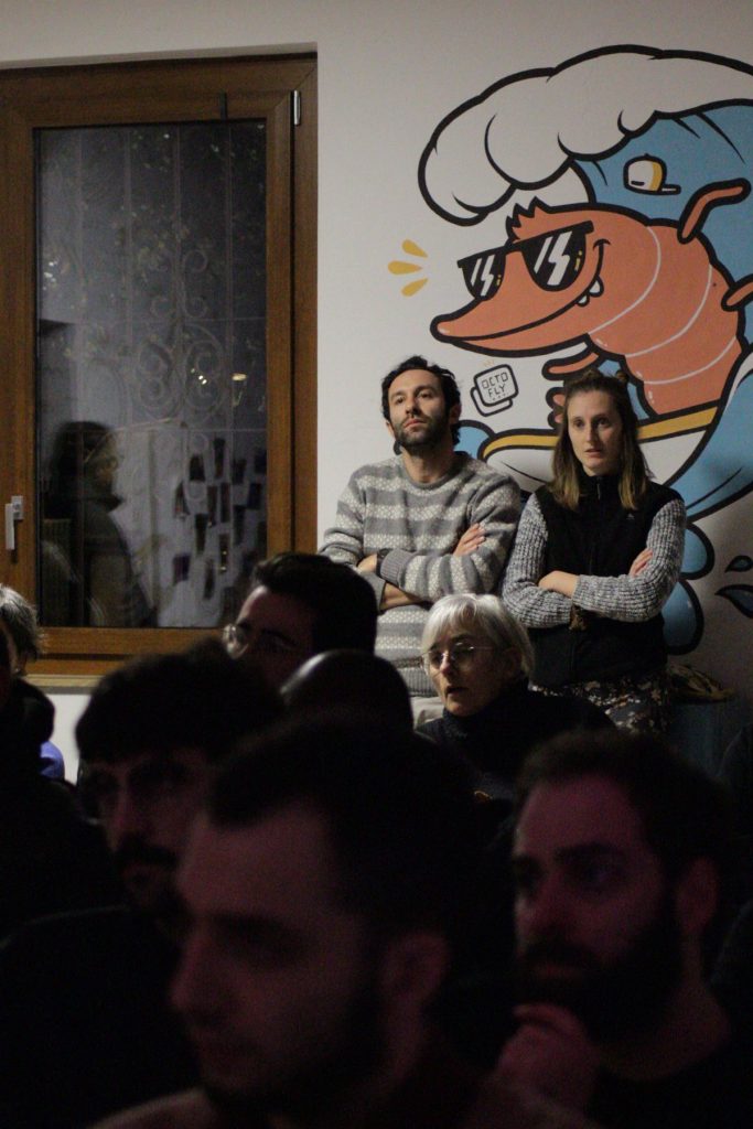 Persone di tutte le età, tanti giovani, all'inaugurazione di Officina Morar davanti al murale, Dolcè