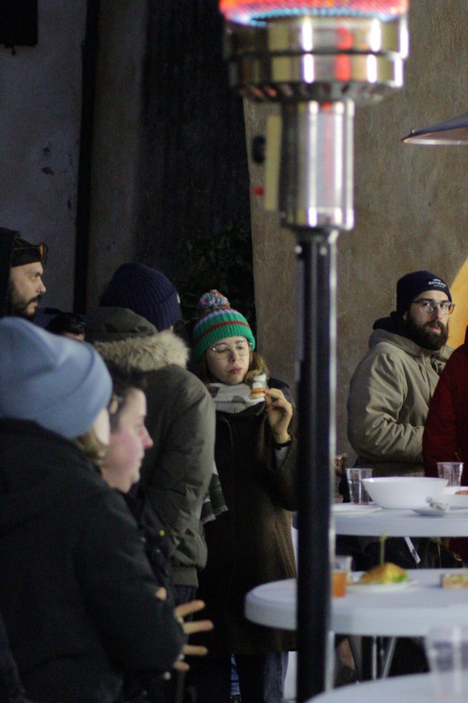 Ragazze e ragazzi nel cortile durante l'inaugurazione di Officina Morar, Dolcè