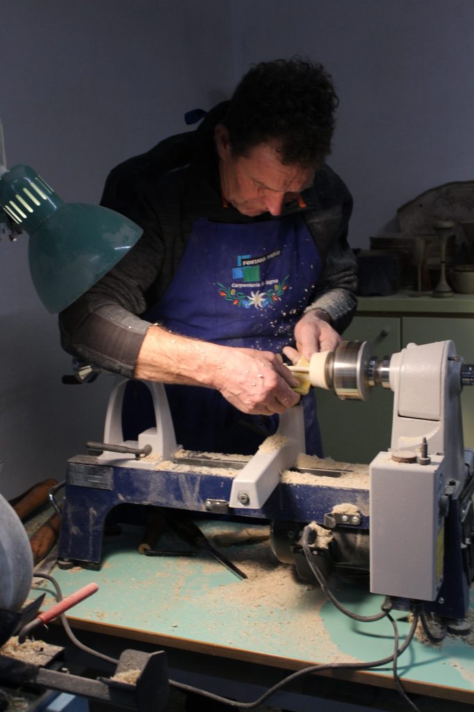 Partecipante al tornio durante il corso base, Officina Morar, Dolcè