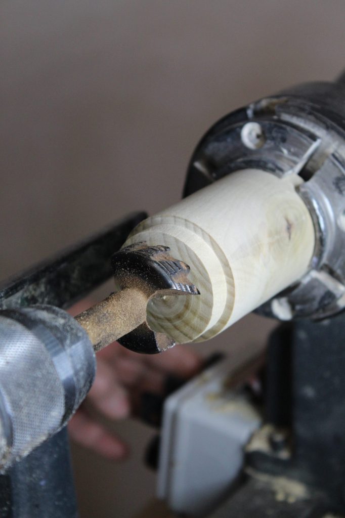 Pezzo di legno in lavorazione al tornio, Officina Morar, Dolcè