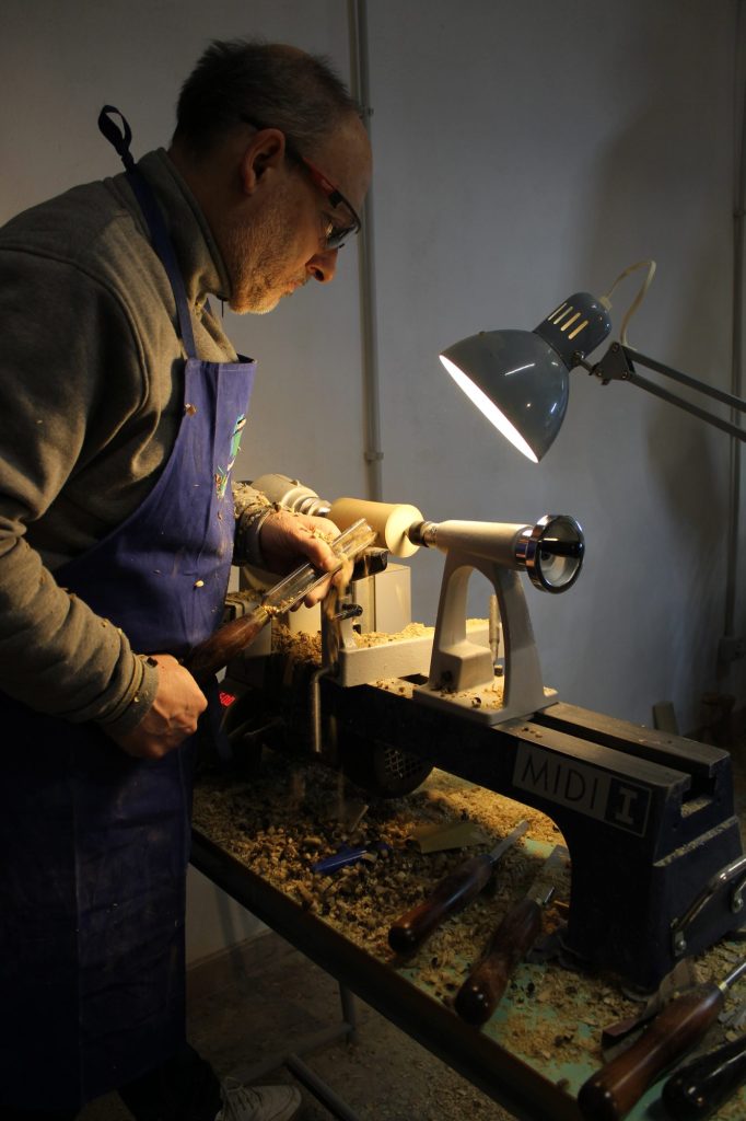 Postazione di tornitura con lampada e trucioli, Officina Morar, Dolcè